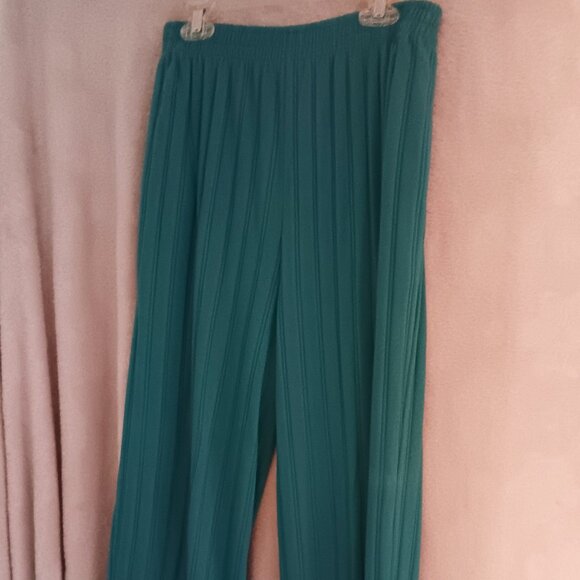 A Full Meal Deal in Teal! - Picture 6 of 7